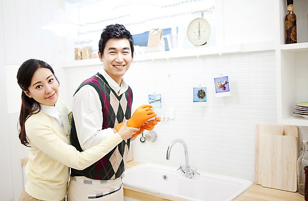 포토 JPG 라이프스타일 그릇 부부 커플 여자 남자 가사 엄마 실내 저울 서기 미소 웃음 들기 사람 동양인 상반신 성인 두명 라이프 30대 주방 앞치마 한국인 도움 커튼 아빠 설거지 싱크대 수도 고무장갑 수도_상하수도 장년만 성인만 국내포토 식기 장갑 컨셉 가족 관계 모션 표정 인종 내부 생활 장년 개수대 고무 상하수도 파일형식