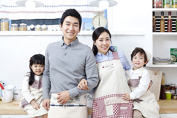 포토 JPG 라이프스타일 여자 남자 딸 행복 아들 어린이 가사 가족 엄마 주방용품 실내 저울 두건 사랑 가족애 서기 미소 웃음 사람 앉기 동양인 소년 여러명 상반신 성인 라이프 30대 팔짱 주방 앞치마 유치원생 기쁨 한국인 자녀 도움 아빠 즐거움 싱크대 양념통 국내포토 감정 생활용품 다수 컨셉 관계 모션 통 표정 인종 내부 생활 장년 양념 개수대 파일형식