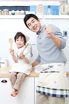 포토 JPG 전신 라이프스타일 남자 행복 아들 어린이 가사 가족 주방용품 실내 저울 두건 사랑 가족애 서기 미소 웃음 들기 사람 앉기 동양인 소년 상반신 성인 두명 라이프 30대 주방 숟가락 앞치마 유치원생 기쁨 한국인 자녀 도움 아빠 즐거움 싱크대 양념통 뒤집개 남자만 국내포토 감정 생활용품 컨셉 관계 모션 수저 통 표정 인종 내부 생활 장년 양념 개수대 파일형식