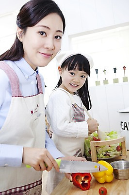 포토 JPG 라이프스타일 여자 딸 행복 어린이 음식 가사 채소 가족 엄마 단면 피망 실내 두건 사랑 가족애 요리 서기 미소 웃음 들기 사람 동양인 상반신 성인 두명 라이프 30대 주방 앞치마 유치원생 기쁨 샐러드 한국인 자녀 도움 자르기 즐거움 싱크대 슬라이스 샐러드스푼 여자만 국내포토 감정 컨셉 관계 모션 표정 인종 내부 생활 장년 숟가락 개수대 파일형식