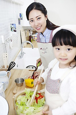 포토 JPG 라이프스타일 여자 딸 행복 어린이 음식 가사 채소 가족 엄마 주방용품 피망 도마 실내 두건 사랑 가족애 요리 서기 미소 웃음 들기 사람 동양인 상반신 성인 두명 라이프 30대 주방 앞치마 유치원생 기쁨 샐러드 한국인 자녀 칼 자르기 즐거움 싱크대 샐러드스푼 여자만 국내포토 감정 생활용품 관계 모션 표정 인종 내부 생활 장년 숟가락 개수대 파일형식