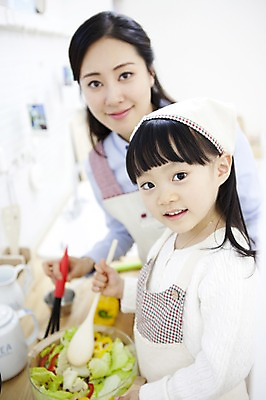 포토 JPG 라이프스타일 여자 딸 행복 어린이 음식 가사 가족 엄마 실내 두건 사랑 가족애 요리 서기 미소 웃음 들기 사람 동양인 상반신 성인 두명 라이프 30대 주방 앞치마 유치원생 기쁨 샐러드 한국인 자녀 도움 즐거움 싱크대 샐러드스푼 여자만 국내포토 감정 컨셉 관계 모션 표정 인종 내부 생활 장년 숟가락 개수대 파일형식