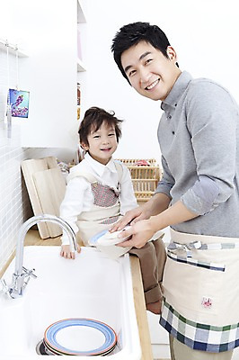 포토 JPG 라이프스타일 그릇 접시 남자 행복 아들 어린이 가사 가족 주방용품 도마 실내 두건 사랑 가족애 서기 미소 웃음 들기 사람 동양인 소년 상반신 성인 두명 라이프 30대 주방 앞치마 유치원생 기쁨 한국인 자녀 아빠 즐거움 싱크대 수도 수도_상하수도 남자만 국내포토 식기 감정 생활용품 관계 모션 표정 인종 내부 생활 장년 개수대 상하수도 파일형식