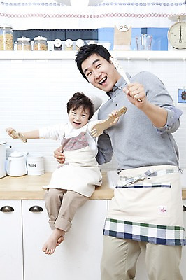 포토 JPG 전신 라이프스타일 남자 행복 아들 어린이 가사 가족 주방용품 실내 저울 두건 사랑 가족애 요리 서기 미소 웃음 들기 사람 동양인 소년 상반신 성인 두명 라이프 30대 주방 앞치마 유치원생 기쁨 한국인 자녀 커튼 아빠 즐거움 싱크대 양념통 뒤집개 샐러드스푼 샐러드포크 남자만 국내포토 감정 생활용품 포크 관계 모션 통 표정 인종 내부 생활 장년 숟가락 양념 개수대 파일형식