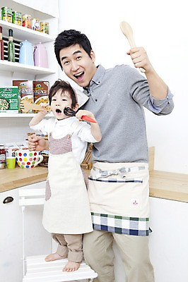 포토 JPG 전신 라이프스타일 남자 행복 아들 어린이 가사 의자 가족 주방용품 실내 두건 사랑 가족애 요리 서기 미소 웃음 들기 사람 동양인 소년 상반신 성인 두명 라이프 30대 주방 앞치마 유치원생 기쁨 한국인 자녀 아빠 즐거움 싱크대 거품기 샐러드스푼 샐러드포크 남자만 국내포토 감정 가구 생활용품 포크 관계 모션 표정 인종 내부 생활 장년 숟가락 개수대 파일형식