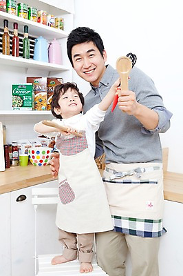 포토 JPG 전신 라이프스타일 남자 행복 아들 어린이 가사 의자 가족 주방용품 실내 두건 사랑 가족애 요리 서기 미소 웃음 들기 사람 동양인 소년 상반신 성인 두명 라이프 30대 주방 앞치마 유치원생 기쁨 한국인 자녀 도움 아빠 즐거움 싱크대 거품기 샐러드스푼 샐러드포크 남자만 국내포토 감정 가구 생활용품 포크 컨셉 관계 모션 표정 인종 내부 생활 장년 숟가락 개수대 파일형식