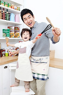 포토 JPG 전신 라이프스타일 남자 행복 아들 어린이 가사 의자 가족 주방용품 실내 두건 사랑 가족애 요리 서기 미소 웃음 들기 사람 동양인 소년 상반신 성인 두명 라이프 30대 주방 앞치마 유치원생 기쁨 한국인 자녀 도움 아빠 즐거움 싱크대 거품기 샐러드스푼 샐러드포크 남자만 국내포토 감정 가구 생활용품 포크 컨셉 관계 모션 표정 인종 내부 생활 장년 숟가락 개수대 파일형식