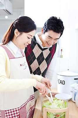 포토 JPG 라이프스타일 부부 커플 여자 음식 가사 엄마 실내 두건 사랑 가족애 요리 서기 미소 웃음 들기 사람 동양인 상반신 성인 두명 라이프 30대 주방 앞치마 샐러드 한국인 싱크대 샐러드스푼 샐러드포크 여자만 성인여자만 장년만 장년여자만 성인만 국내포토 감정 포크 가족 관계 모션 표정 인종 내부 생활 장년 숟가락 개수대 파일형식