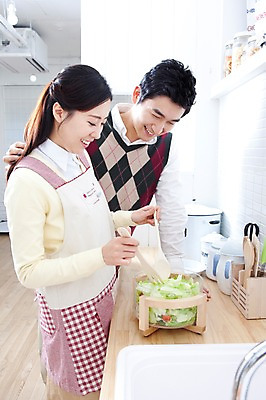 포토 JPG 라이프스타일 부부 커플 여자 남자 음식 가사 엄마 실내 사랑 가족애 요리 서기 미소 웃음 들기 사람 동양인 상반신 성인 두명 라이프 30대 주방 앞치마 샐러드 한국인 도움 아빠 싱크대 샐러드스푼 샐러드포크 장년만 성인만 국내포토 감정 포크 컨셉 가족 관계 모션 표정 인종 내부 생활 장년 숟가락 개수대 파일형식