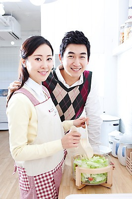 포토 JPG 라이프스타일 부부 커플 여자 남자 음식 가사 엄마 실내 사랑 가족애 요리 서기 미소 웃음 들기 사람 동양인 상반신 성인 두명 라이프 30대 주방 앞치마 샐러드 한국인 도움 아빠 싱크대 샐러드스푼 샐러드포크 장년만 성인만 국내포토 감정 포크 컨셉 가족 관계 모션 표정 인종 내부 생활 장년 숟가락 개수대 파일형식