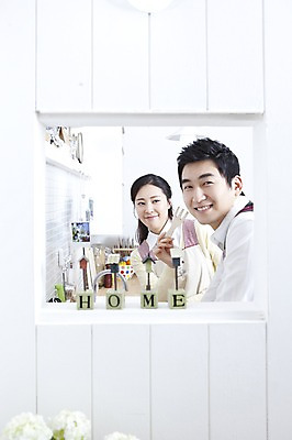 포토 JPG 라이프스타일 부부 커플 여자 남자 가사 엄마 실내 사랑 가족애 서기 미소 웃음 사람 동양인 상반신 성인 두명 라이프 30대 주방 앞치마 한국인 도움 아빠 싱크대 샐러드포크 장년만 성인만 국내포토 감정 포크 컨셉 가족 관계 모션 표정 인종 내부 생활 장년 개수대 파일형식