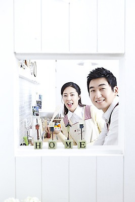 포토 JPG 라이프스타일 부부 커플 여자 남자 가사 엄마 실내 사랑 가족애 서기 미소 웃음 들기 사람 동양인 상반신 성인 두명 라이프 30대 주방 앞치마 한국인 아빠 싱크대 샐러드포크 장년만 성인만 국내포토 감정 포크 가족 관계 모션 표정 인종 내부 생활 장년 개수대 파일형식