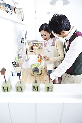 포토 JPG 라이프스타일 부부 커플 여자 남자 음식 가사 엄마 실내 사랑 가족애 요리 서기 미소 웃음 들기 사람 동양인 상반신 성인 두명 라이프 30대 주방 앞치마 샐러드 한국인 도움 아빠 싱크대 수도 샐러드스푼 샐러드포크 수도_상하수도 장년만 성인만 국내포토 감정 포크 컨셉 가족 관계 모션 표정 인종 내부 생활 장년 숟가락 개수대 상하수도 파일형식