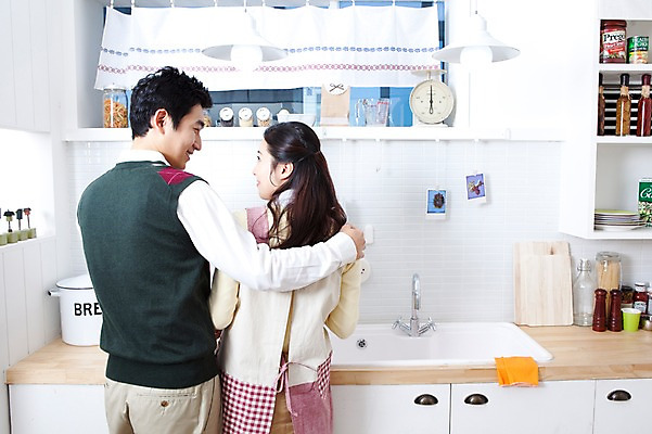 포토 JPG 라이프스타일 부부 커플 여자 남자 가사 안기 엄마 주방용품 도마 실내 저울 사랑 가족애 서기 미소 웃음 사람 동양인 상반신 성인 두명 라이프 뒷모습 30대 주방 앞치마 한국인 도움 커튼 아빠 싱크대 수도 양념통 고무장갑 수도_상하수도 장년만 성인만 국내포토 감정 뷰포인트 생활용품 장갑 컨셉 가족 관계 모션 통 표정 인종 내부 생활 장년 양념 개수대 고무 상하수도 파일형식