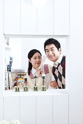 포토 JPG 라이프스타일 부부 커플 여자 남자 가사 엄마 실내 사랑 가족애 서기 미소 웃음 들기 사람 동양인 상반신 성인 두명 라이프 30대 팔짱 주방 앞치마 한국인 아빠 싱크대 샐러드포크 장년만 성인만 국내포토 감정 포크 가족 관계 모션 표정 인종 내부 생활 장년 개수대 파일형식