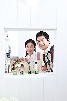 포토 JPG 라이프스타일 부부 커플 여자 남자 가사 엄마 실내 사랑 가족애 서기 미소 웃음 들기 사람 동양인 상반신 성인 두명 라이프 30대 팔짱 주방 앞치마 한국인 도움 아빠 싱크대 샐러드포크 장년만 성인만 국내포토 감정 포크 컨셉 가족 관계 모션 표정 인종 내부 생활 장년 개수대 파일형식