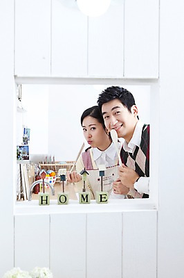 포토 JPG 라이프스타일 부부 커플 여자 남자 가사 엄마 실내 사랑 가족애 서기 미소 웃음 들기 사람 동양인 상반신 성인 두명 라이프 30대 팔짱 주방 앞치마 한국인 아빠 싱크대 샐러드스푼 샐러드포크 장년만 성인만 국내포토 감정 포크 가족 관계 모션 표정 인종 내부 생활 장년 숟가락 개수대 파일형식