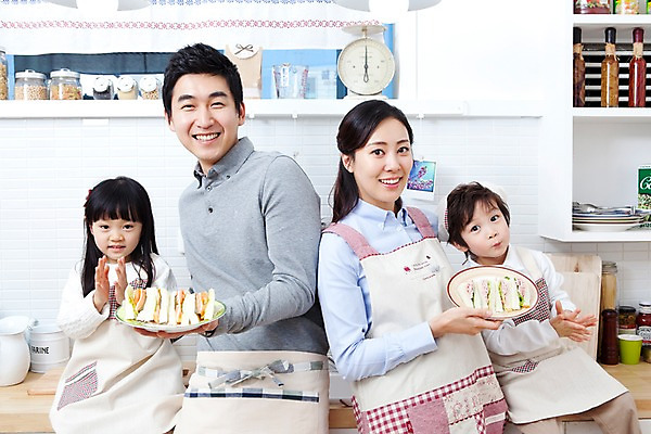 포토 JPG 라이프스타일 그릇 접시 여자 남자 딸 행복 아들 어린이 음식 가사 가족 엄마 실내 샌드위치 저울 사랑 가족애 요리 서기 미소 웃음 들기 사람 앉기 동양인 손짓 소년 상반신 성인 라이프 30대 주방 앞치마 유치원생 기쁨 한국인 자녀 도움 아빠 박수 즐거움 싱크대 양념통 국내포토 식기 감정 컨셉 관계 모션 통 표정 인종 내부 생활 장년 양념 개수대 파일형식