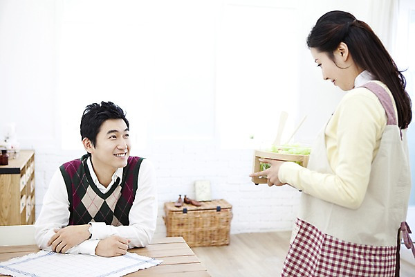 포토 JPG 라이프스타일 부부 커플 여자 남자 음식 가사 식탁 탁자 엄마 실내 사랑 가족애 서기 미소 웃음 들기 사람 앉기 동양인 상반신 성인 두명 라이프 30대 앞치마 샐러드 한국인 아빠 샐러드스푼 샐러드포크 장년만 성인만 국내포토 감정 가구 포크 가족 관계 모션 표정 인종 내부 생활 장년 숟가락 파일형식