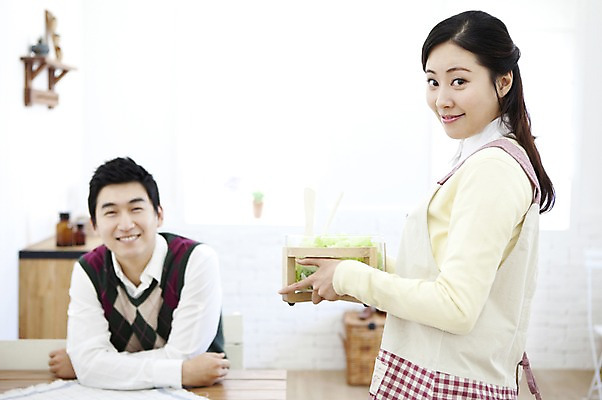 포토 JPG 라이프스타일 부부 커플 여자 남자 음식 가사 식탁 탁자 엄마 실내 사랑 가족애 서기 미소 웃음 들기 사람 앉기 동양인 상반신 성인 두명 라이프 30대 앞치마 샐러드 한국인 도움 아빠 샐러드스푼 샐러드포크 장년만 성인만 국내포토 감정 가구 포크 컨셉 가족 관계 모션 표정 인종 내부 생활 장년 숟가락 파일형식