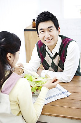포토 JPG 라이프스타일 부부 커플 여자 남자 음식 가사 식탁 탁자 엄마 실내 사랑 가족애 미소 웃음 들기 사람 앉기 동양인 상반신 성인 두명 라이프 30대 앞치마 샐러드 한국인 아빠 먹기 마주앉기 샐러드스푼 샐러드포크 장년만 성인만 국내포토 감정 가구 포크 가족 관계 모션 표정 인종 내부 생활 장년 숟가락 파일형식