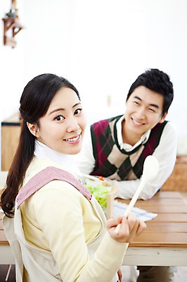 포토 JPG 라이프스타일 부부 커플 여자 남자 음식 가사 식탁 탁자 엄마 실내 사랑 가족애 미소 웃음 들기 사람 앉기 동양인 상반신 성인 두명 라이프 30대 앞치마 샐러드 한국인 아빠 먹기 마주앉기 샐러드스푼 샐러드포크 장년만 성인만 국내포토 감정 가구 포크 가족 관계 모션 표정 인종 내부 생활 장년 숟가락 파일형식