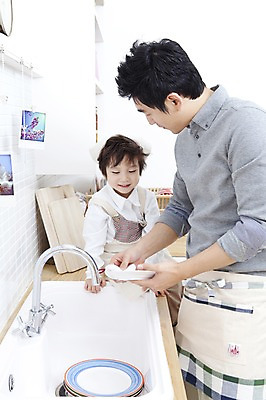 포토 JPG 라이프스타일 그릇 접시 남자 행복 아들 어린이 가사 가족 주방용품 도마 실내 두건 사랑 가족애 서기 미소 웃음 들기 사람 앉기 동양인 소년 상반신 성인 두명 라이프 30대 주방 앞치마 유치원생 기쁨 한국인 자녀 아빠 설거지 즐거움 싱크대 수도 수도_상하수도 남자만 국내포토 식기 감정 생활용품 관계 모션 표정 인종 내부 생활 장년 개수대 상하수도 파일형식