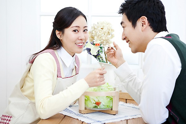 포토 JPG 라이프스타일 부부 커플 여자 남자 음식 가사 식탁 탁자 엄마 실내 사랑 가족애 미소 웃음 들기 사람 앉기 동양인 상반신 성인 두명 라이프 30대 앞치마 샐러드 한국인 아빠 먹기 마주앉기 샐러드스푼 샐러드포크 장년만 성인만 국내포토 감정 가구 포크 가족 관계 모션 표정 인종 내부 생활 장년 숟가락 파일형식