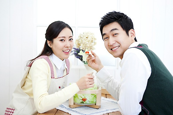 포토 JPG 라이프스타일 부부 커플 여자 남자 음식 가사 식탁 탁자 엄마 실내 사랑 가족애 미소 웃음 들기 사람 앉기 동양인 상반신 성인 두명 라이프 30대 앞치마 샐러드 한국인 도움 아빠 먹기 마주앉기 샐러드스푼 샐러드포크 장년만 성인만 국내포토 감정 가구 포크 컨셉 가족 관계 모션 표정 인종 내부 생활 장년 숟가락 파일형식