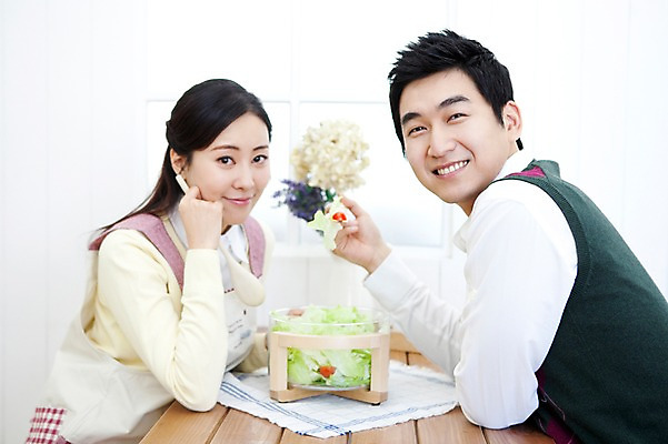 포토 JPG 라이프스타일 부부 커플 여자 남자 음식 가사 식탁 탁자 엄마 실내 사랑 가족애 미소 웃음 들기 사람 앉기 동양인 상반신 성인 두명 라이프 30대 앞치마 샐러드 한국인 아빠 먹기 마주앉기 샐러드스푼 샐러드포크 장년만 성인만 국내포토 감정 가구 포크 가족 관계 모션 표정 인종 내부 생활 장년 숟가락 파일형식