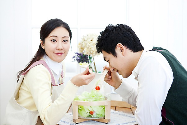 포토 JPG 라이프스타일 부부 커플 여자 남자 음식 가사 식탁 탁자 엄마 실내 사랑 가족애 미소 웃음 들기 사람 앉기 동양인 상반신 성인 두명 라이프 30대 앞치마 샐러드 한국인 아빠 먹기 마주앉기 샐러드스푼 샐러드포크 장년만 성인만 국내포토 감정 가구 포크 가족 관계 모션 표정 인종 내부 생활 장년 숟가락 파일형식