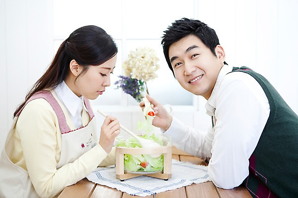 포토 JPG 라이프스타일 부부 커플 여자 남자 음식 가사 식탁 탁자 엄마 실내 사랑 가족애 미소 웃음 들기 사람 앉기 동양인 상반신 성인 두명 라이프 30대 앞치마 샐러드 한국인 아빠 먹기 마주앉기 샐러드스푼 샐러드포크 장년만 성인만 국내포토 감정 가구 포크 가족 관계 모션 표정 인종 내부 생활 장년 숟가락 파일형식