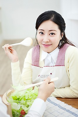 포토 JPG 라이프스타일 부부 커플 여자 음식 가사 식탁 탁자 엄마 실내 사랑 가족애 미소 웃음 들기 사람 앉기 동양인 상반신 성인 두명 라이프 30대 앞치마 샐러드 한국인 먹기 샐러드스푼 샐러드포크 여자만 성인여자만 장년만 장년여자만 성인만 국내포토 감정 가구 포크 가족 관계 모션 표정 인종 내부 생활 장년 숟가락 파일형식