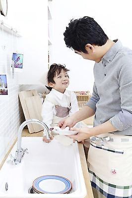 포토 JPG 라이프스타일 그릇 접시 남자 행복 아들 어린이 가사 가족 주방용품 도마 실내 두건 사랑 가족애 서기 미소 웃음 들기 사람 앉기 동양인 소년 상반신 성인 두명 라이프 30대 주방 앞치마 유치원생 기쁨 한국인 자녀 도움 아빠 설거지 즐거움 싱크대 수도 수도_상하수도 남자만 국내포토 식기 감정 생활용품 컨셉 관계 모션 표정 인종 내부 생활 장년 개수대 상하수도 파일형식