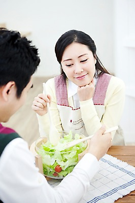 포토 JPG 라이프스타일 부부 커플 여자 남자 음식 가사 식탁 탁자 엄마 실내 사랑 가족애 미소 웃음 들기 사람 앉기 동양인 상반신 성인 두명 라이프 30대 앞치마 샐러드 한국인 아빠 먹기 마주앉기 샐러드스푼 샐러드포크 장년만 성인만 국내포토 감정 가구 포크 가족 관계 모션 표정 인종 내부 생활 장년 숟가락 파일형식