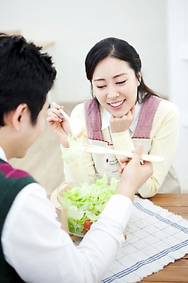 포토 JPG 라이프스타일 부부 커플 여자 남자 음식 가사 식탁 탁자 엄마 실내 사랑 가족애 미소 웃음 들기 사람 앉기 동양인 상반신 성인 두명 라이프 30대 앞치마 샐러드 한국인 아빠 먹기 마주앉기 샐러드스푼 샐러드포크 장년만 성인만 국내포토 감정 가구 포크 가족 관계 모션 표정 인종 내부 생활 장년 숟가락 파일형식