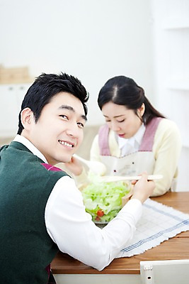 포토 JPG 라이프스타일 부부 커플 여자 남자 음식 가사 식탁 탁자 엄마 실내 사랑 가족애 미소 웃음 들기 사람 앉기 동양인 상반신 성인 두명 라이프 30대 앞치마 샐러드 한국인 아빠 먹기 마주앉기 샐러드스푼 샐러드포크 장년만 성인만 국내포토 감정 가구 포크 가족 관계 모션 표정 인종 내부 생활 장년 숟가락 파일형식