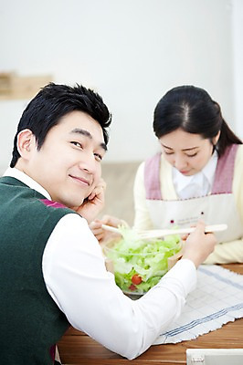포토 JPG 라이프스타일 부부 커플 여자 남자 음식 가사 식탁 탁자 엄마 실내 사랑 가족애 미소 웃음 들기 사람 앉기 동양인 상반신 성인 두명 라이프 30대 앞치마 샐러드 한국인 아빠 먹기 마주앉기 샐러드스푼 샐러드포크 장년만 성인만 국내포토 감정 가구 포크 가족 관계 모션 표정 인종 내부 생활 장년 숟가락 파일형식