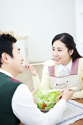 포토 JPG 라이프스타일 부부 커플 여자 남자 음식 가사 식탁 탁자 엄마 실내 사랑 가족애 미소 웃음 들기 사람 앉기 동양인 상반신 성인 두명 라이프 30대 앞치마 샐러드 한국인 아빠 먹기 마주앉기 샐러드스푼 샐러드포크 장년만 성인만 국내포토 감정 가구 포크 가족 관계 모션 표정 인종 내부 생활 장년 숟가락 파일형식