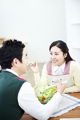 포토 JPG 라이프스타일 부부 커플 여자 남자 음식 가사 식탁 탁자 엄마 실내 사랑 가족애 미소 웃음 들기 사람 앉기 동양인 상반신 성인 두명 라이프 30대 앞치마 샐러드 한국인 아빠 먹기 마주앉기 샐러드스푼 샐러드포크 장년만 성인만 국내포토 감정 가구 포크 가족 관계 모션 표정 인종 내부 생활 장년 숟가락 파일형식