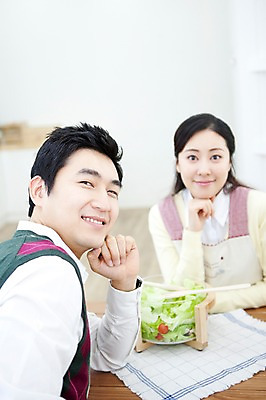 포토 JPG 라이프스타일 부부 커플 여자 남자 음식 가사 식탁 탁자 엄마 실내 사랑 가족애 미소 웃음 사람 앉기 동양인 상반신 성인 두명 라이프 30대 앞치마 턱괴기 샐러드 한국인 아빠 먹기 마주앉기 샐러드스푼 샐러드포크 장년만 성인만 국내포토 감정 가구 포크 가족 관계 모션 표정 인종 내부 생활 장년 숟가락 파일형식