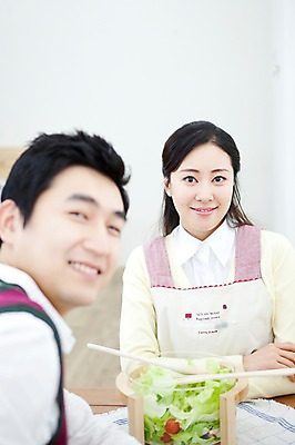 포토 JPG 라이프스타일 부부 커플 여자 남자 음식 가사 식탁 탁자 엄마 실내 사랑 가족애 미소 웃음 사람 앉기 동양인 상반신 성인 두명 라이프 30대 앞치마 샐러드 한국인 아빠 샐러드스푼 샐러드포크 장년만 성인만 국내포토 감정 가구 포크 가족 관계 모션 표정 인종 내부 생활 장년 숟가락 파일형식