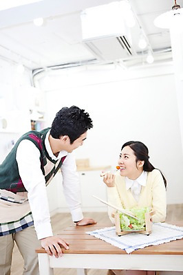 포토 JPG 라이프스타일 부부 커플 응시 여자 남자 음식 포크 가사 방울토마토 식탁 탁자 엄마 실내 사랑 가족애 서기 미소 웃음 사람 앉기 동양인 상반신 성인 두명 라이프 30대 앞치마 샐러드 한국인 도움 아빠 먹기 샐러드스푼 샐러드포크 장년만 성인만 국내포토 식기 시선 감정 가구 컨셉 토마토 가족 관계 모션 표정 인종 내부 생활 장년 숟가락 파일형식