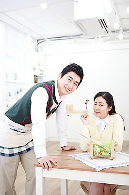 포토 JPG 라이프스타일 부부 커플 여자 남자 음식 포크 가사 방울토마토 식탁 탁자 엄마 실내 사랑 가족애 윙크 서기 미소 웃음 들기 사람 앉기 동양인 상반신 성인 두명 라이프 30대 앞치마 샐러드 한국인 아빠 먹기 샐러드스푼 샐러드포크 장년만 성인만 국내포토 식기 감정 가구 토마토 가족 관계 모션 표정 인종 내부 생활 장년 숟가락 파일형식