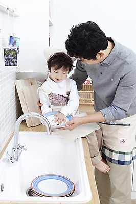 포토 JPG 라이프스타일 그릇 접시 남자 행복 가사 가족 주방용품 실내 두건 사랑 가족애 서기 들기 사람 앉기 동양인 상반신 성인 두명 라이프 30대 주방 앞치마 기쁨 한국인 아빠 설거지 즐거움 싱크대 수도 남자만 성인남자만 장년만 장년남자만 성인만 국내포토 식기 감정 생활용품 관계 모션 인종 내부 생활 장년 개수대 파일형식