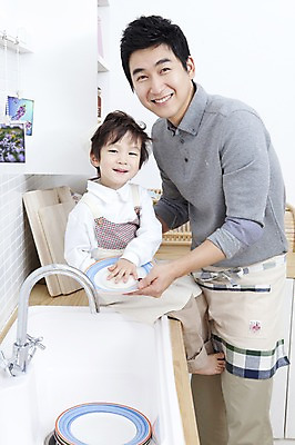 포토 JPG 라이프스타일 그릇 접시 남자 행복 아들 어린이 가사 가족 주방용품 도마 실내 두건 사랑 가족애 서기 미소 웃음 사람 앉기 동양인 소년 상반신 성인 두명 라이프 30대 주방 앞치마 유치원생 기쁨 한국인 자녀 도움 아빠 설거지 즐거움 싱크대 수도 수도_상하수도 남자만 국내포토 식기 감정 생활용품 컨셉 관계 모션 표정 인종 내부 생활 장년 개수대 상하수도 파일형식