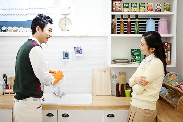 포토 JPG 라이프스타일 그릇 접시 부부 커플 여자 남자 가사 엄마 주방용품 도마 실내 저울 사랑 가족애 서기 미소 웃음 들기 사람 동양인 상반신 성인 두명 라이프 장식 30대 마주보기 주방 앞치마 한국인 도움 커튼 양념 아빠 설거지 싱크대 고무장갑 장년만 성인만 국내포토 식기 감정 생활용품 장갑 컨셉 가족 관계 모션 표정 인종 내부 생활 장년 개수대 고무 파일형식