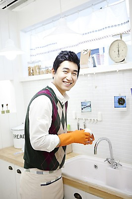 포토 JPG 라이프스타일 그릇 부부 커플 남자 가사 실내 저울 사랑 가족애 서기 미소 웃음 들기 사람 동양인 상반신 성인 두명 라이프 컵 30대 주방 앞치마 한국인 도움 커튼 아빠 설거지 싱크대 고무장갑 남자만 성인남자만 장년만 장년남자만 성인만 국내포토 식기 감정 장갑 컨셉 가족 관계 모션 표정 인종 내부 생활 장년 개수대 고무 파일형식