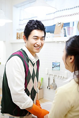 포토 JPG 라이프스타일 부부 커플 여자 남자 가사 엄마 실내 사랑 가족애 서기 미소 웃음 사람 동양인 상반신 성인 두명 라이프 30대 주방 앞치마 한국인 아빠 설거지 고무장갑 장년만 성인만 국내포토 감정 장갑 가족 관계 모션 표정 인종 내부 생활 장년 고무 파일형식
