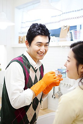 포토 JPG 라이프스타일 그릇 부부 커플 여자 남자 가사 엄마 실내 사랑 가족애 서기 미소 웃음 들기 사람 동양인 상반신 성인 두명 라이프 컵 30대 주방 앞치마 한국인 아빠 설거지 고무장갑 장년만 성인만 국내포토 식기 감정 장갑 가족 관계 모션 표정 인종 내부 생활 장년 고무 파일형식